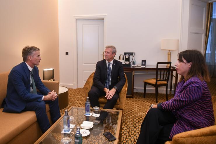 Reunión do presidente da Xunta, Alfonso Rueda, e a conselleira de Economía e Industria, María Jesús Lorenzana, co novo embaixador do Reino Unido en España, Alex Ellis / MONICA ARCAY CARRO