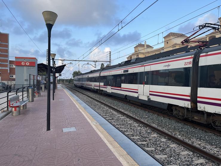 Tren da liña C-1 de proximidade de Renfe ao seu paso polo apeadeiro do Pinillo, no municipio malagueño de Torremolinos / EUROPA PRESS - Arquivo