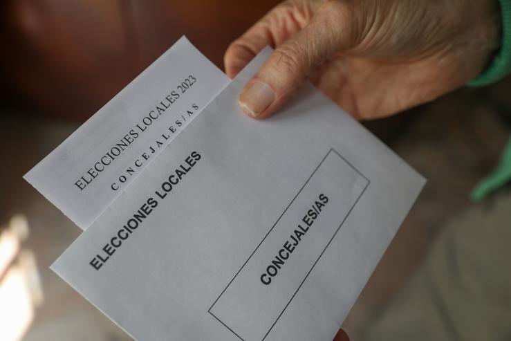 Sobres de votación para as eleccións municipais / MARÍA JOSÉ LÓPEZ - Arquivo