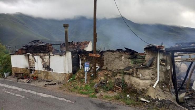 Conxunto de casas calcinadas na aldea da Cruz de Outeiro. Foto: RMTQ