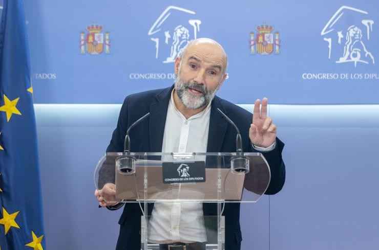O deputado de BNG Néstor Rego, ofrece unha rolda de prensa /  Alberto Orteg