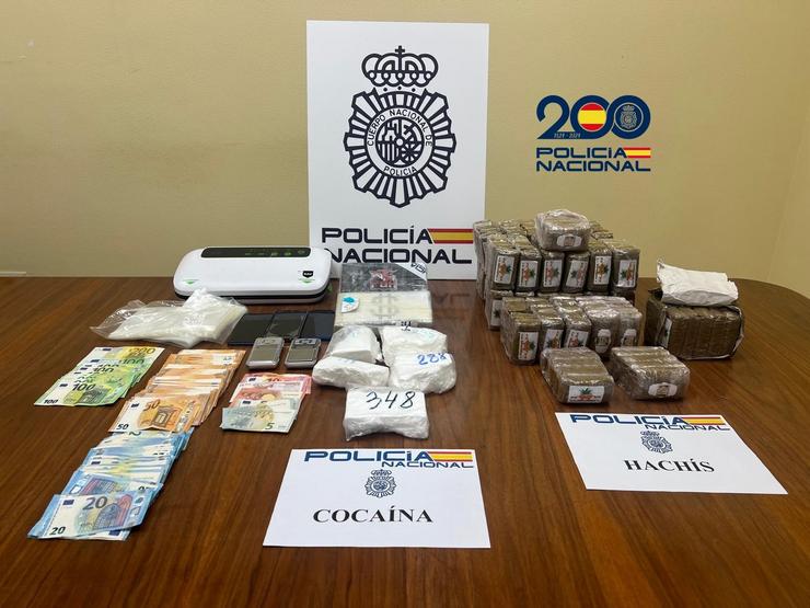 Imaxe da droga e o diñeiro atopado nos rexistros.. POLICÍA NACIONAL / Europa Press