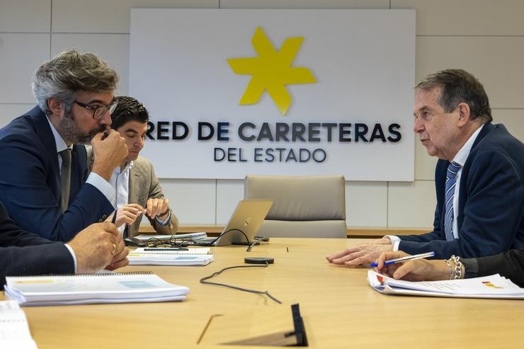 Reunión do alcalde de Vigo, Abel Caballero, co director xeral de Estradas, Juan Pedro Fernández Palomino, a 8 de outubro de 2024.. CONCELLO DE VIGO / Europa Press