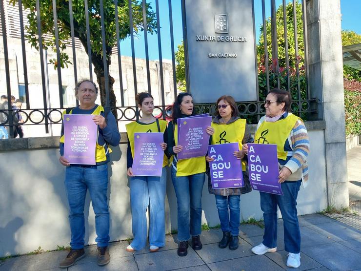 Entrega de firmas de Amnistía Internacional para demandar a apertura de centros de crises 24 horas contra a violencia machista. En Santiago.. AMNISTÍA INTERNACIONAL / Europa Press