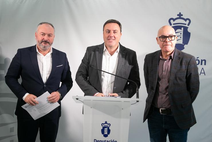 O presidente da Deputación da Coruña, Valentín González Formoso, xunto ao vicepresidente da entidade, Xosé Regueira Varela, e o deputado de Economía, Facenda e Avance Dixital, José Ramón Rioboo. DEPUTACIÓN DA CORUÑA / Europa Press