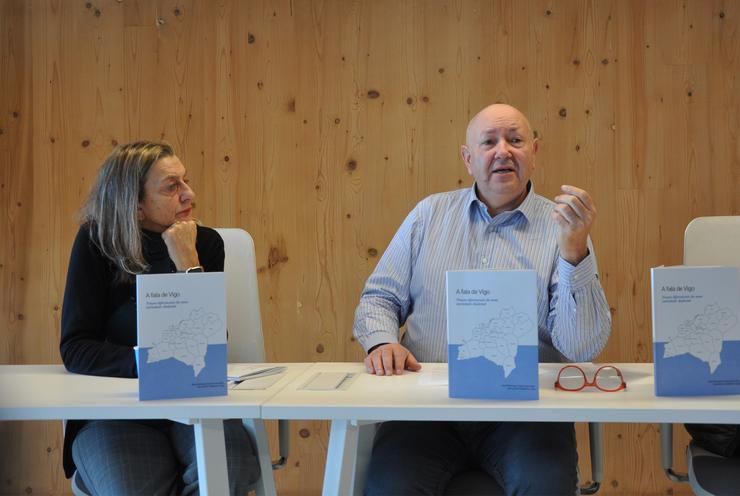 A vicerreitora de Extensión Universitaria da UVigo, Susana Reboreda, e o catedrático Xosé Henrique Costas, na presentación do libro 