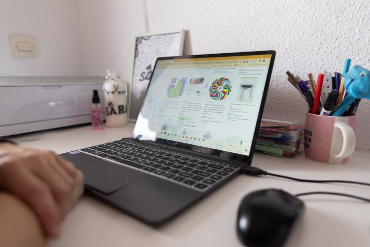 Arquivo - Unha persoa usa un computador para comprar 'en liña', a 9 de febreiro de 2024, en Madrid (España). O 93% dos españois asegura que seguirá comprando a través de Internet en 2024, aínda que un 74% combinará o 'en liña' coa compra en tenda físic. Eduardo Parra - Europa Press - Arquivo