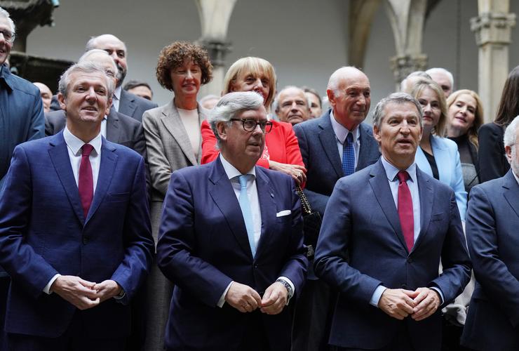 O presidente do PP, Alberto Núñez Feijóo(1d) e o presidente da CEG, Juan Manuel Vieites Baptista de Sousa(2d), durante un xantar-coloquio organizado pola Confederación de Empresarios de Galicia, a 15 de novembro de 2024, en Santiago de Composte. Álvaro Ballesteros - Europa Press / Europa Press