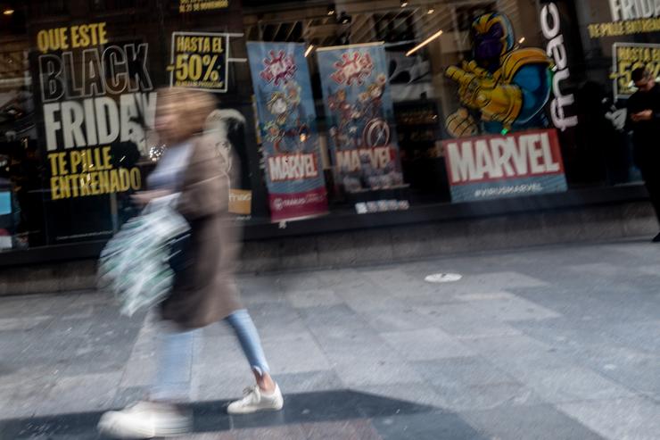 Unha persoa cunha bolsa vai de compras a un gran supermercado no Black Friday/ Europa Press