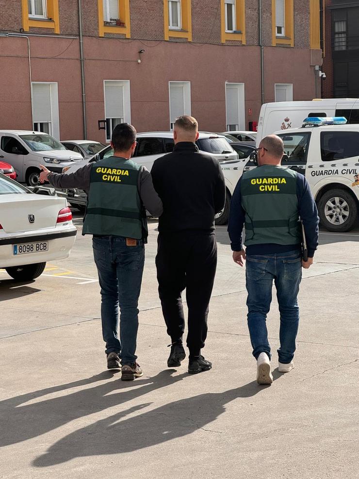 Detención dunha persoa acusada de roubar en estancos de Ourense e Valencia.. GARDA CIVIL / Europa Press