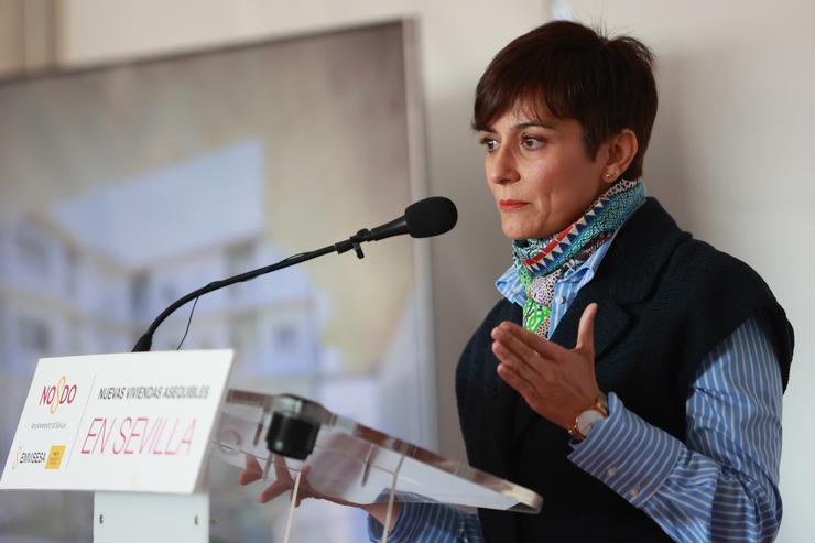 A ministra de Vivenda e Axenda Urbana, Isabel Rodríguez, durante a colocación de primeira pedra da nova promoción de vivendas protexidas no barrio de Valdezorras / Rocío Ruz - Arquivo