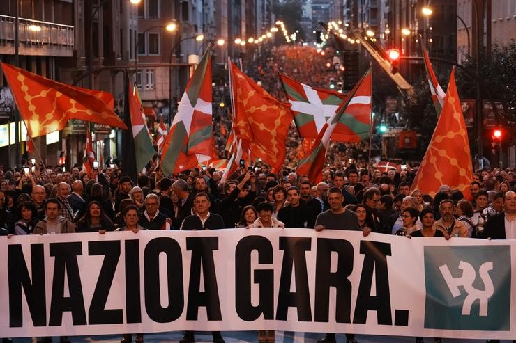 Arquivo - Centenares de persoas con bandeiras, durante  mobilización organizada por Eh Bildu en Bilbao en 2023. H.Bilbao - Europa Press - Arquivo / Europa Press