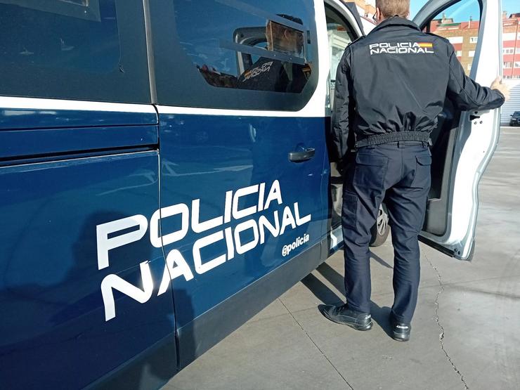 Un axente nun coche da Policía Nacional / POLICÍA NACIONAL