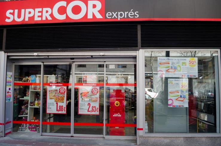 Xente acode a mercar alimentos e roupa a unha tenda de Supercor logo da subida de prezos e do IPC nos supermercados / EP