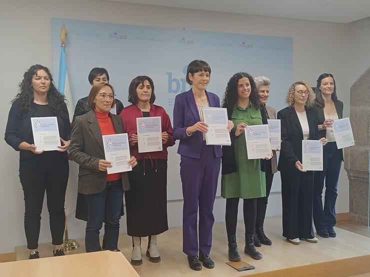 A portavoz nacional do BNG, Ana Pontón, nunha rolda de prensa xunto ao resto de deputadas da formación no Parlamento de Galicia / BNG