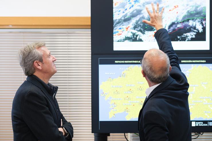 O presidente da Xunta de Galicia, Alfonso Rueda, e Juan Taboada, de Meteogalicia, na sede da entidade, en Santiago / XUNTA DE GALICIA