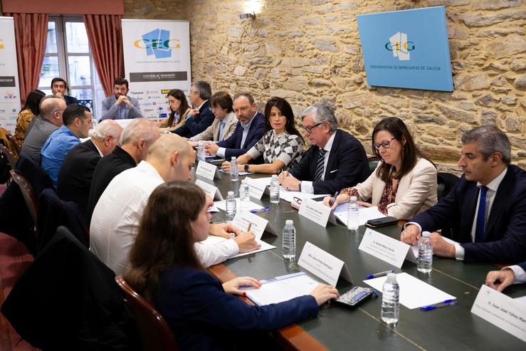 A conselleira de Vivenda, María Martínez Allegue, e empresarios manteñen unha reunión. XUNTA / Europa Press