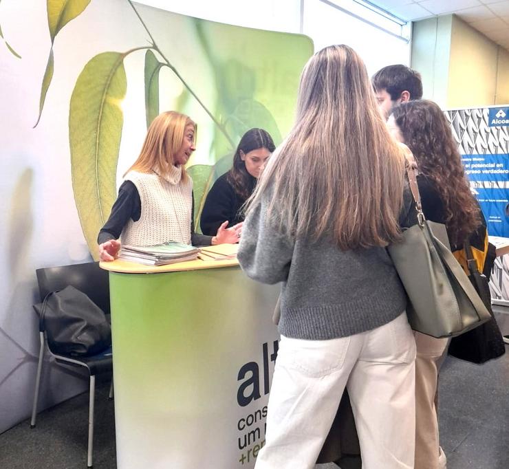 Directivas de Altri tentan convencer a estudantado e universitarios das vondades laborais desta multinacional que quere abrir unha mega celulosa en Palas de Rei / Altri