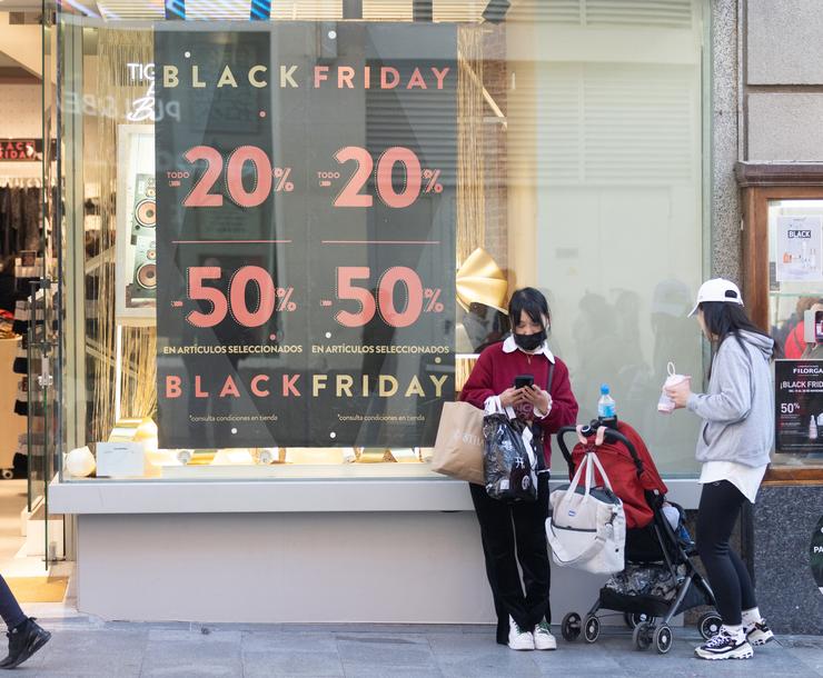 Un escaparate avisa dos descontos durante Black Friday/ Europa Press