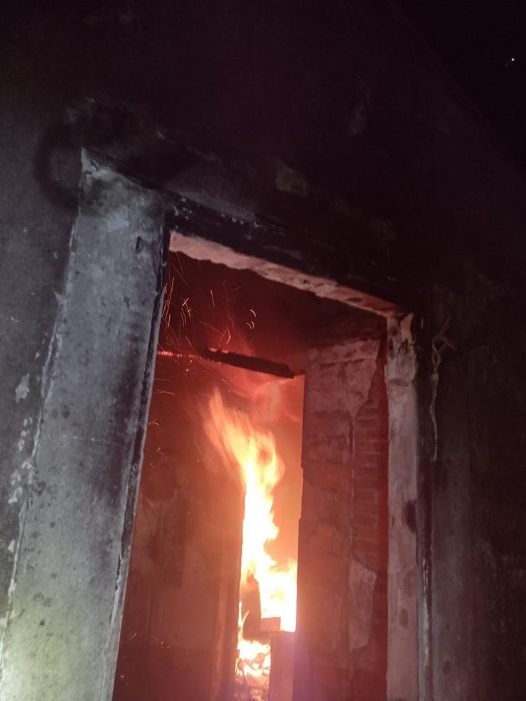 Incendio nunha casa  /CONSORCIO CONTRA INCENDIOS E SALVAMENTO A Coruña
