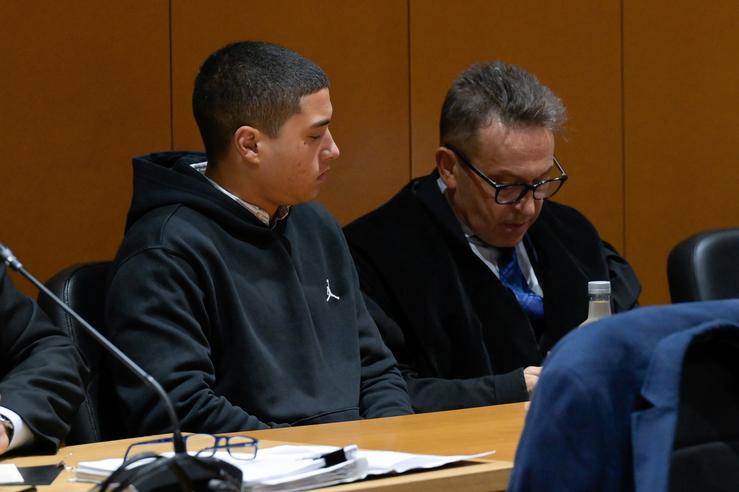 O acusado Kaio A.S.C.  e o seu avogado José Ramón Sierra nunha das sesións do xuízo polo crime de Samuel Luiz / M. Dylan - Arquivo