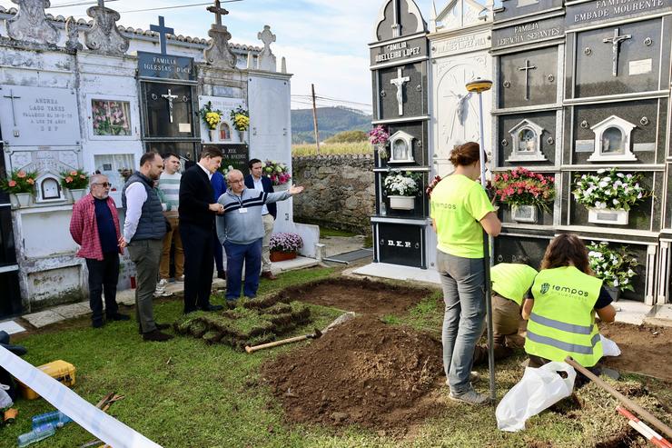 O secretario xeral do PSdeG, José Ramón Gómez Besteiro visita o cemiterio de Santa María do Val, en Narón (A Coruña). PSDEG