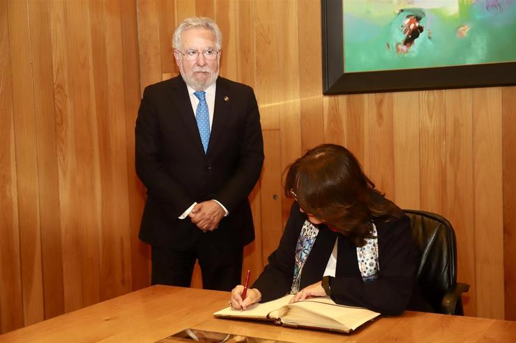 A embaixadora de Tunes en España, Fátima Omrani, firma no libro de honra do Parlamento de Galicia en presenza do seu presidente, Miguel Anxo Santalices. PARLAMENTO DE GALICIA / Europa Press