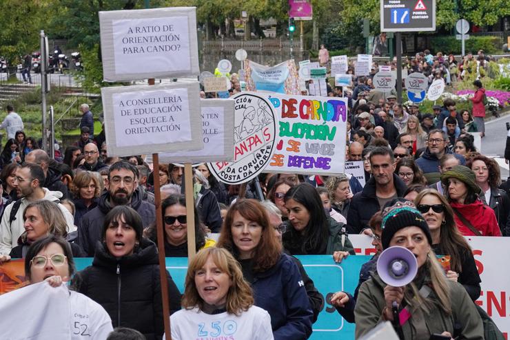 Decenas de persoas durante unha manifestación contra os recortes nos centros de ensino público, a 26 de outubro do 2024, en Santiago de Compostela, A Coruña, Galicia.. Álvaro Ballesteros - Europa Press / Europa Press