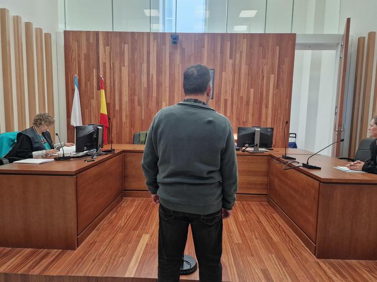 Xuízo contra o acusado de baleirar un extintor nos xulgados de Vigo / Pedro Dávila