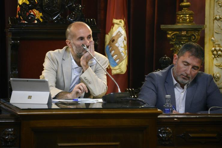O alcalde de Ourense, Gonzalo Pérez Jácome(i),durante unha concentración contra el, fronte ao Concello de Ourense, a 6 de novembro de 2024, en Ourense, Galicia (España). Tras a primeira folga contra Jácome, outra se produciu debido ao mandato sempre. Rosa Veiga - Europa Press / Europa Press