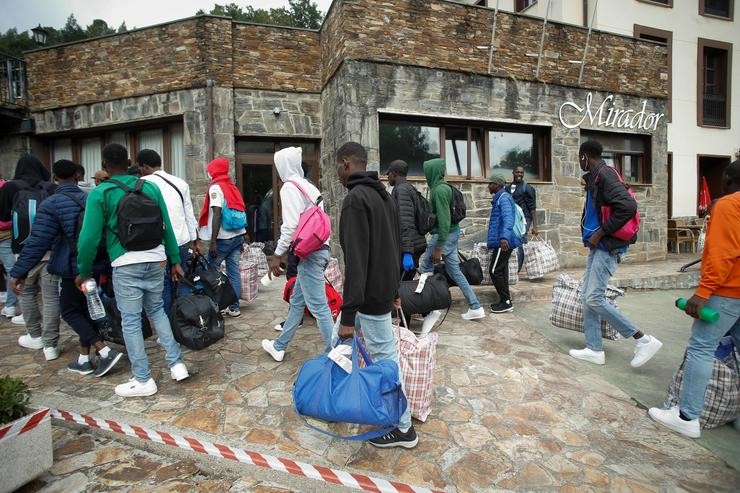 Varios migrantes á súa chegada ao hotel, a 9 de setembro de 2024, en Ribeira de Piquín / Carlos Castro - Europa Press - Arquivo 