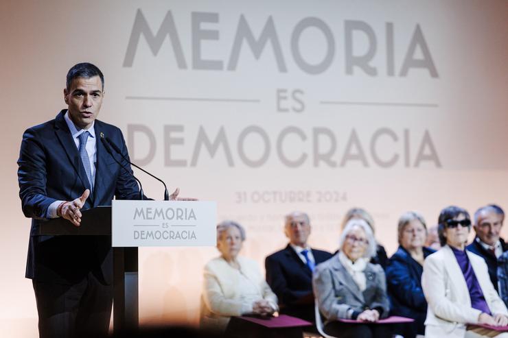 O presidente do Goberno, Pedro Sánchez, preside o acto con motivo da celebración do ?ía de Recordo e Homenaxe a todas as vítimas do golpe militar, a Guerra e a Ditadura?, no Auditorio Nacional de Música, a 10 de decembro de 2024, en Ma. Carlos Luján - Europa Press