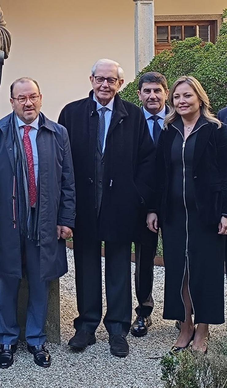 O expresidente da Xunta Emilio Pérez Touriño nun acto este mércores en Santiago jutno ao reitor da USC, Antonio López, o delegado do Goberno en Galicia, Pedro Branco, e a economista María Cadaval / Europa Press