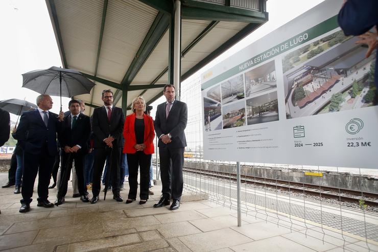 O presidente da Deputación de Lugo, José Tomé (1i); o vicepresidente da Xunta, Diego Calvo (3i); a alcaldesa de Lugo, Paula Alvarellos (4i) e o ministro de Transportes,, Óscar Ponte (1d), durante a súa visita á estación intermodal / Carlos Castro - Arquivo