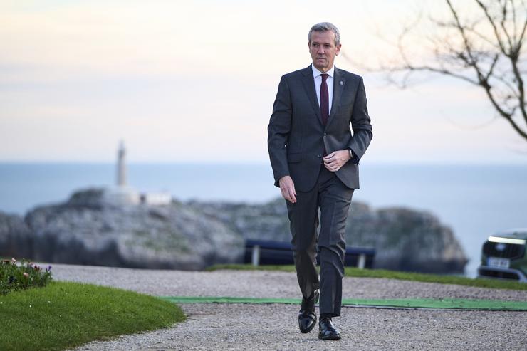 O presidente da Xunta de Galicia, Alfonso Rueda, á súa chegada á XXVII Conferencia de Presidentes, no Palacio da Magdalena, a 13 de decembro de 2024, en Santander / C. Ortiz