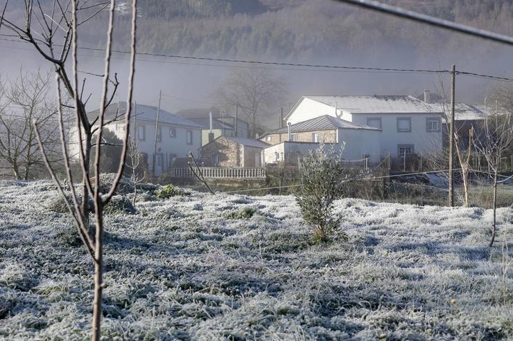 Céspede xeado en Becerreá, onde a temperatura caeu ata os -5 ºC / Carlos Castro - Arquivo