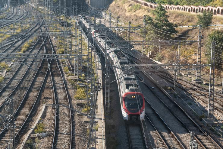 Un tren de proximidade chega á estación de tren de Chamartín /Matias Chiofalo - Europa Press 