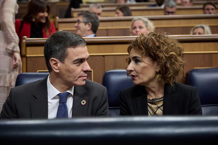 O presidente do Goberno, Pedro Sánchez e a vicepresidenta primeira e ministra de Facenda, María Jesús Montero, durante unha sesión de control ao Goberno, no Congreso dos Deputados, a 18 de decembro de 2024, en Madrid / Jesús Hellín - Arquivo