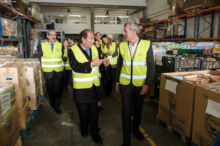 O presidente da Xunta, Alfonso Rueda, visita o Banco de Alimentos da Coruña. DAVID CABEZON @ XUNTA / Europa Press