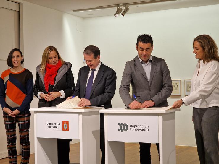 Caballero e López, presidente da Deputación de Pontevedra, durante a firma.. PEDRO DAVILA-EUROPA PRESS / Europa Press
