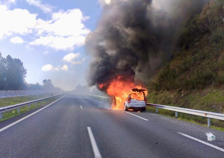 Vehículo ardendo na autovía A-52.. GARDA CIVIL / Europa Press