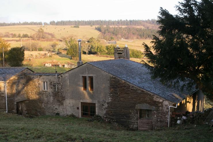 Arquivo - Unha vivenda da aldea de Río de Campos, abandonada desde hai máis de 10 anos, a 16 de febreiro de 2023, en Río de Campos, A Pontenova, Lugo, Galicia (España). Segundo datos do nomenclátor do Instituto Nacional de Estatística (Ine), hai 1.895 a. Carlos Castro - Europa Press - Arquivo / Europa Press
