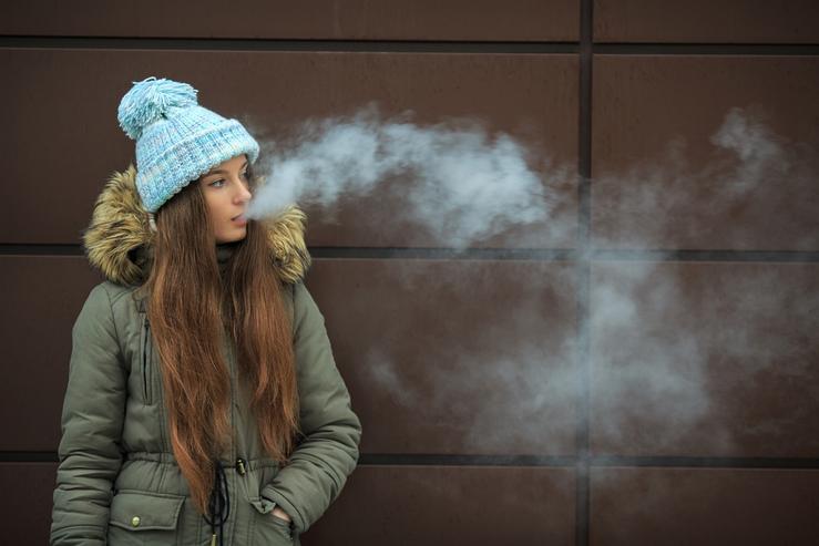 Moza mozo vapeando cun vaper ou cigarro electrónico / JIMENEZ DIAZ - Arquivo