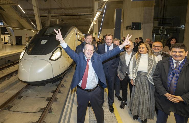 O alcalde de Vigo, Abel Caballero, á súa chegada á estación de Vigo nun tren Avril de alta velocidade, a 5 de xaneiro de 2024, en Vigo, Pontevedra, Galicia.. Javier Vázquez - Europa Press - Arquivo
