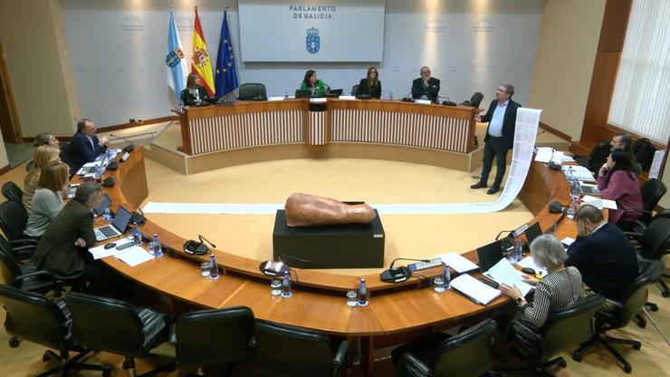 O deputado do BNG Óscar Ínsua exhibe unha listaxe de contratos da Xunta con Eulen na comisión de investigación do Parlamento galego / PARLAMENTO DE GALICIA - Arquivo