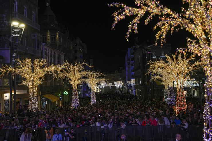 Centos de persoas asisten ao aceso das luces de Nadal en Porta do Sol, a 16 de novembro de 2024, en Vigo / Adrián Irago - Arquivo