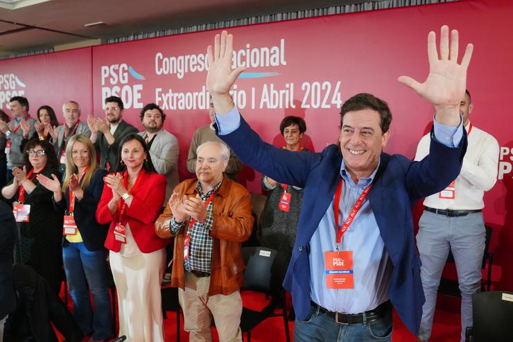 O secretario xeral electo do PSdeG, José Ramón Gómez Besteiro (d), xunto á súa nova executiva durante o congreso do PSdeG, a 28 de abril de 2024, en Santiago / Álvaro Ballesteros - Arquivo