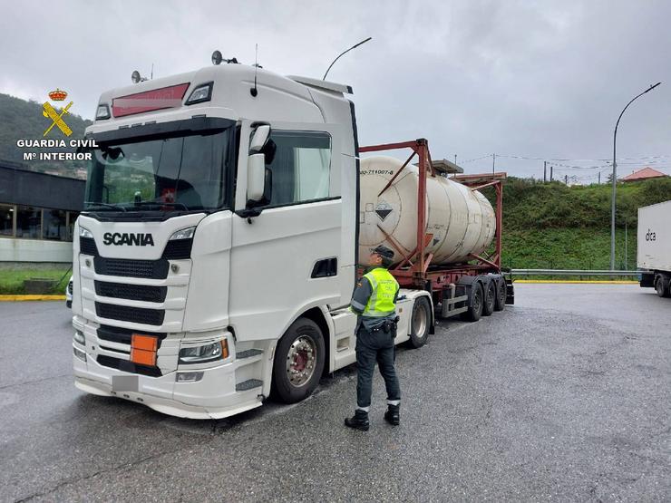 Vehículo de transportes de mercadorías interceptado en Pontevedra / GARDA CIVIL DE PONTEVEDRA