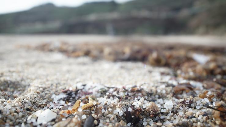 Pellets de plástico na praia de Sabón, a 9 de xaneiro de 2024, na Coruña / Gustavo de la Paz - Arquivo