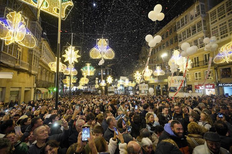 Centos de persoas asisten ao aceso das luces de Nadal 2023 en Porta do Sol / Javier Vázquez - Arquivo